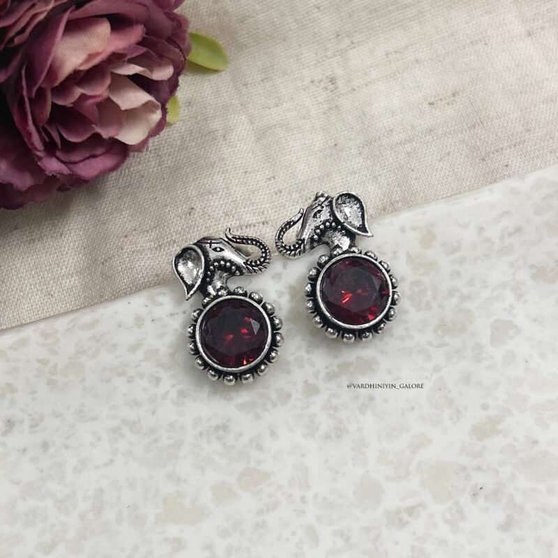 Tikiri - Elegant studs
