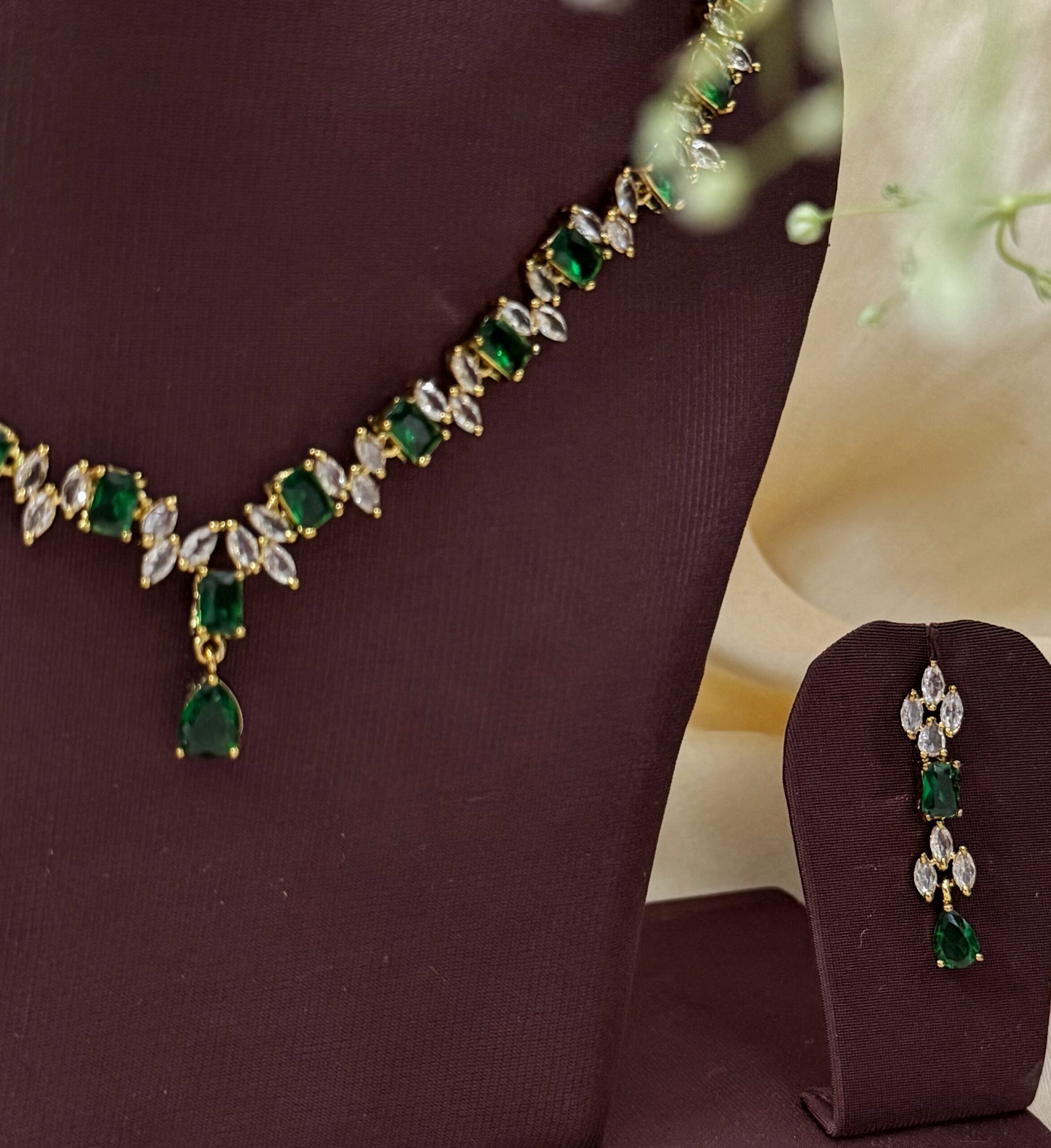 Heritage Emerald Charm Chocker - Image 3