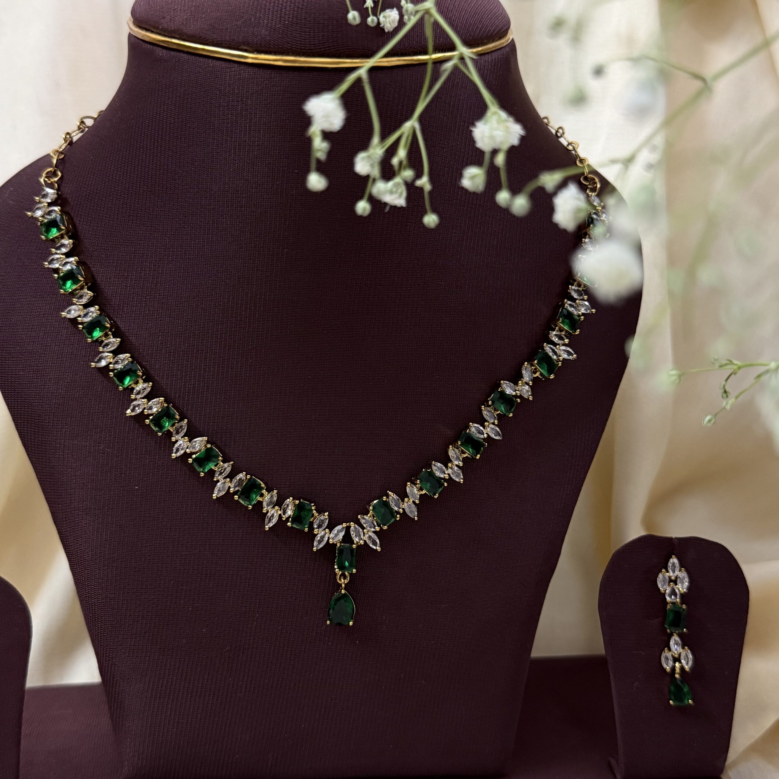 Heritage Emerald Charm Chocker - Image 4