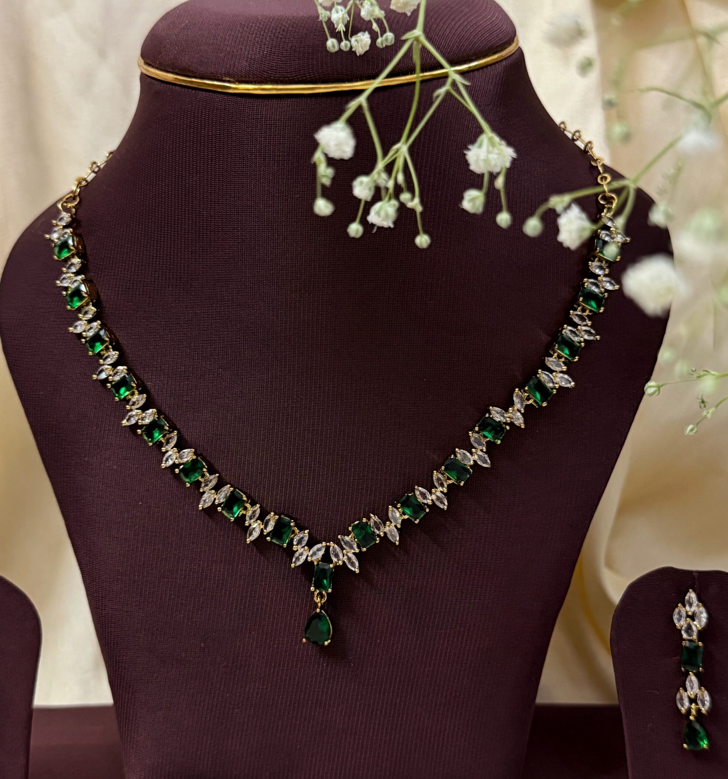 Heritage Emerald Charm Chocker - Image 2